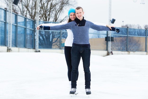 Foto gratuita pareja en la pista de hielo