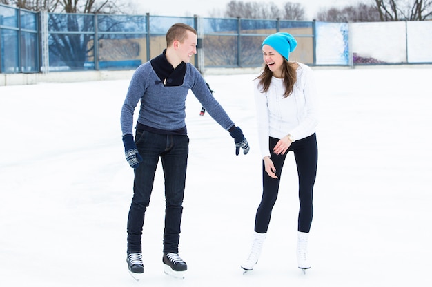 Pareja en la pista de hielo