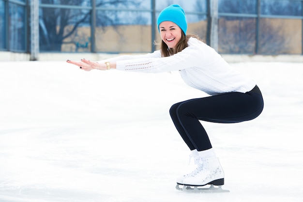 Foto gratuita pareja en la pista de hielo