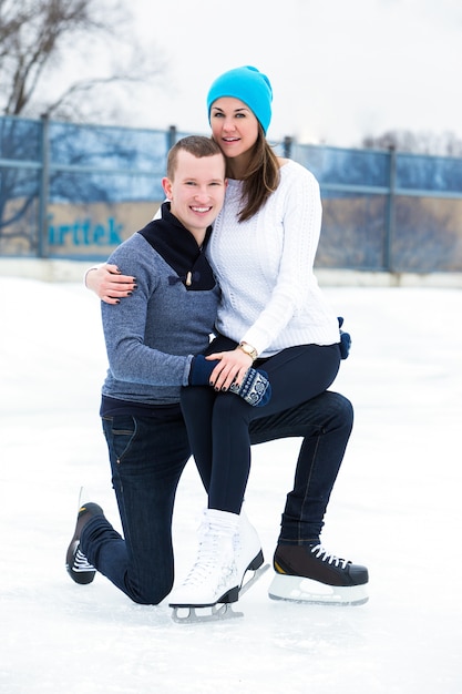 Foto gratuita pareja en la pista de hielo