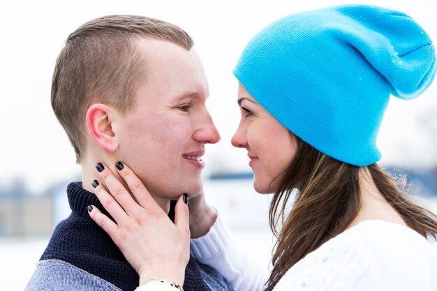 Pareja en la pista de hielo