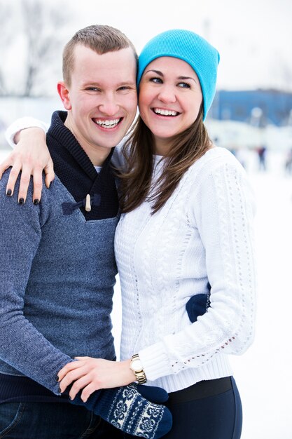 Pareja en la pista de hielo