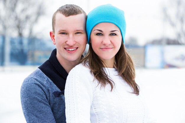 Pareja en la pista de hielo