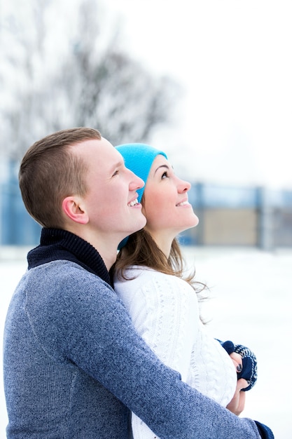 Foto gratuita pareja en la pista de hielo