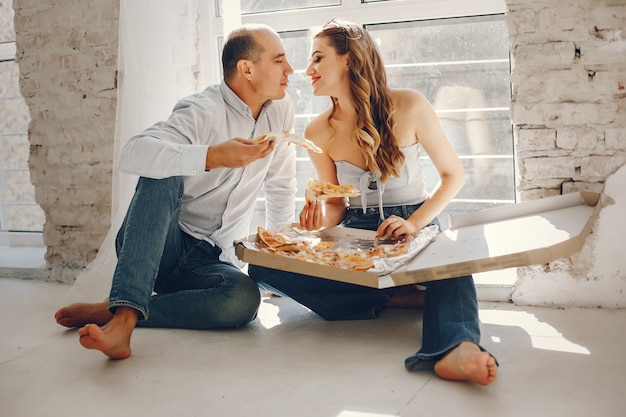 Pareja con pizza