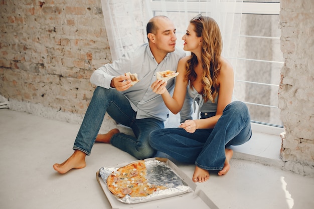 Foto gratuita pareja con pizza