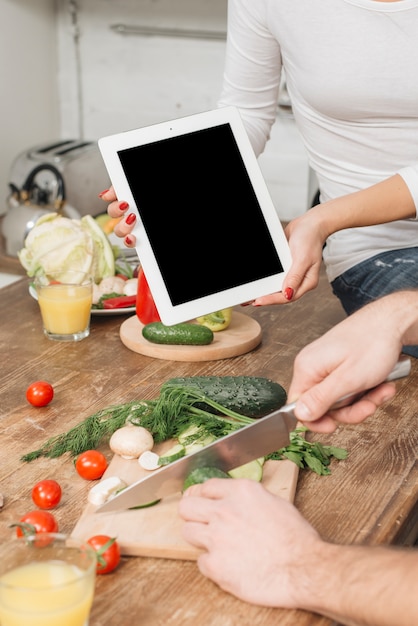 Foto gratuita pareja con plantilla de tableta en cocina