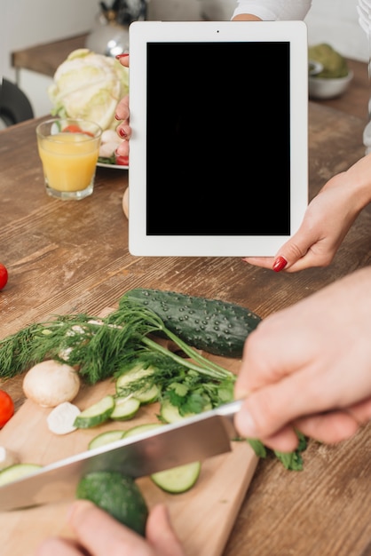 Pareja con plantilla de tableta en cocina