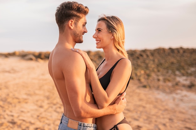 Foto gratuita pareja en la playa mirando el uno al otro