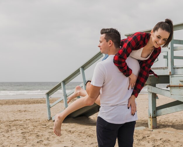 Pareja en la playa posando tonto