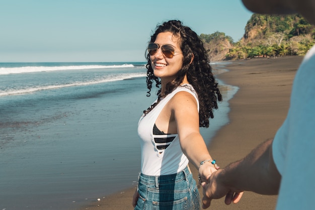 Pareja en la playa en verano