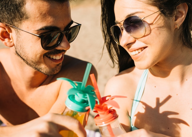 Foto gratuita pareja en la playa