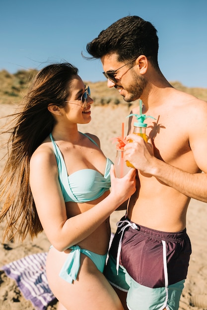 Foto gratuita pareja en la playa