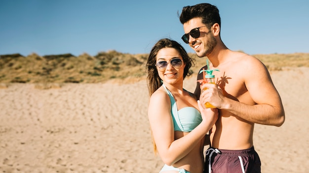 Foto gratuita pareja en la playa