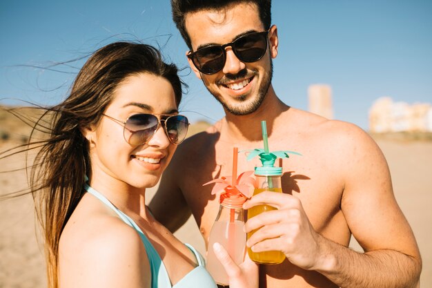 Foto gratuita pareja en la playa