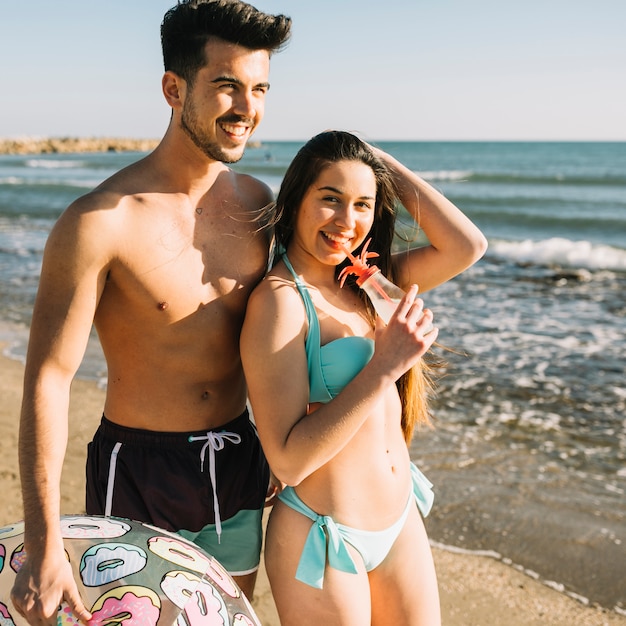 Foto gratuita pareja en la playa