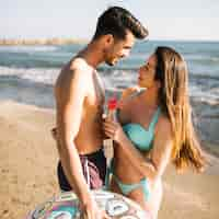 Foto gratuita pareja en la playa