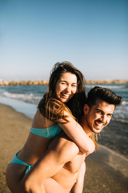 Pareja en la playa