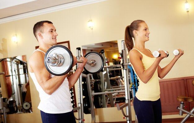 Pareja poniéndose en forma