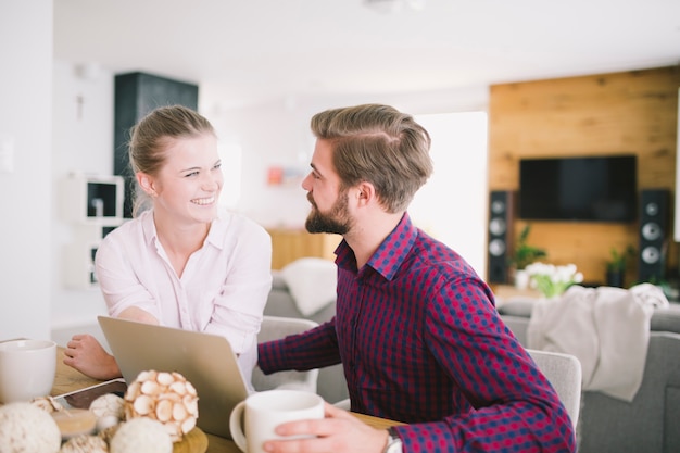 Foto gratuita pareja con portátil en la mesa