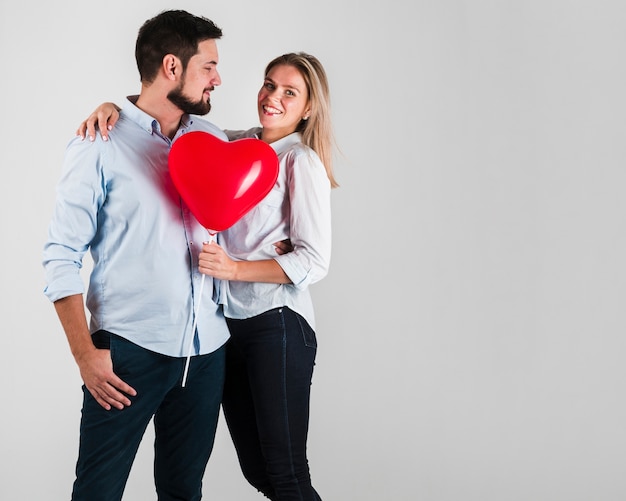 Pareja posando abrazada para San Valentín