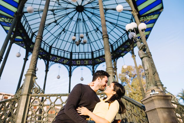 Pareja posando delante de una pérgola