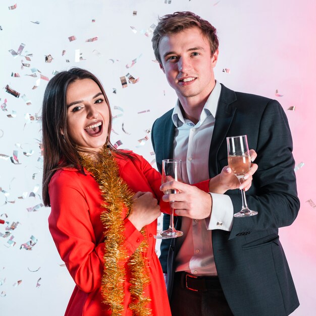 Pareja posando en fiesta de año nuevo