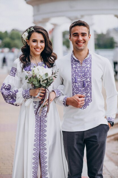 Pareja posando para una foto en el día de su boda