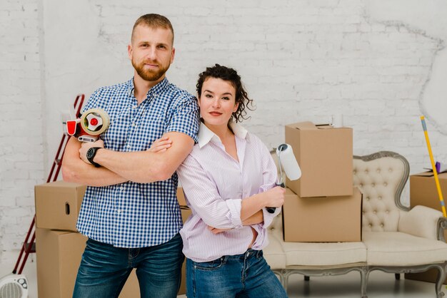 Pareja posando con herramientas de renovación