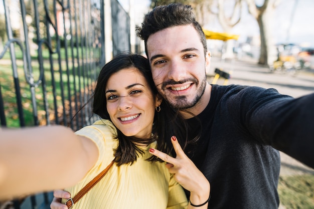 Foto gratuita pareja posando par un selfie