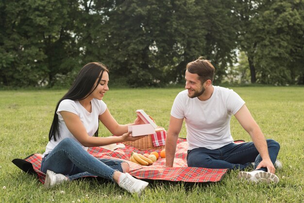 Pareja posando sobre manta de picnic