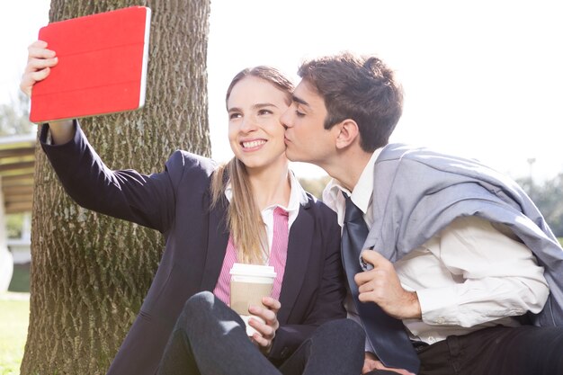 Pareja posando sonriente para la foto al aire libre