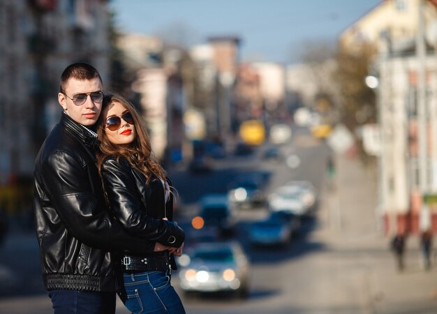 Pareja posando en vaqueros y chaqueta de cuero