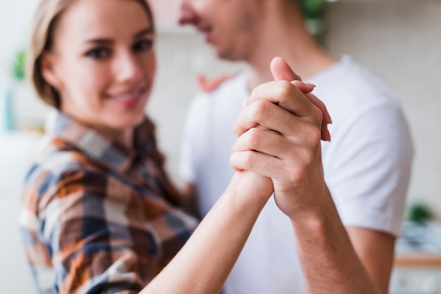 Pareja positiva abrazando y bailando