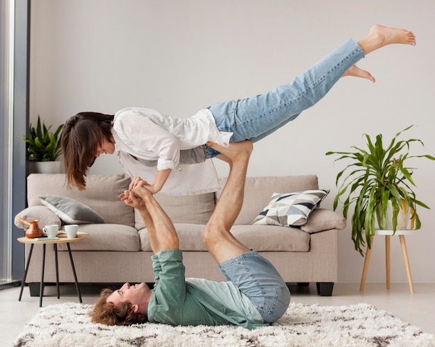 Pareja practicando yoga de tiro completo