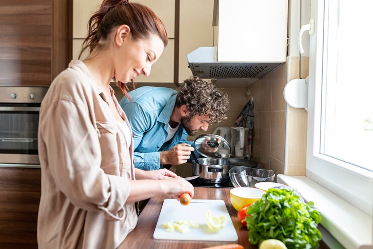 Foto gratuito pareja preparando la cena juntos