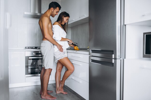 Pareja preparando el desayuno juntos en la cocina