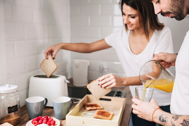 Pareja preparando el desayuno juntos