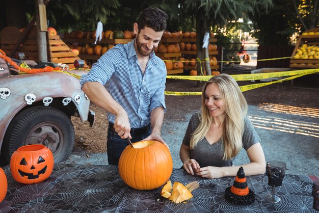 Pareja preparando halloween