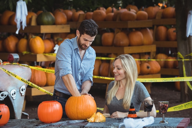 Pareja preparando halloween