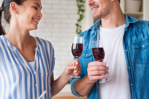 Foto gratuita pareja de primer plano en la cocina