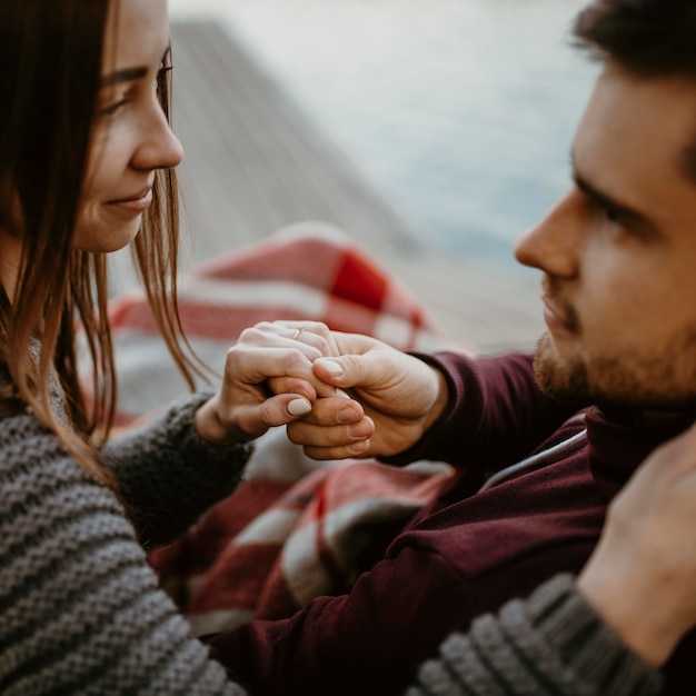 Pareja de primer plano cubierto con manta