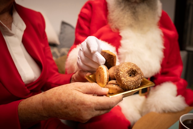 Pareja de primer plano con galletas de navidad