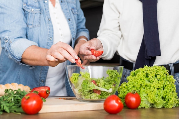 Pareja de primer plano haciendo ensalada