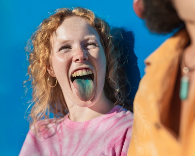 Pareja de primer plano con lengua azul