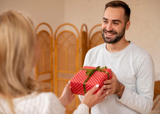 Pareja de primer plano con presente