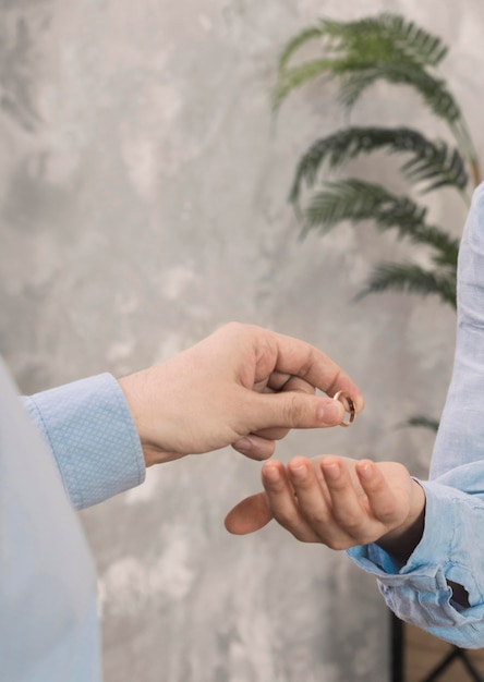 Pareja de primer plano quitándose los anillos de boda