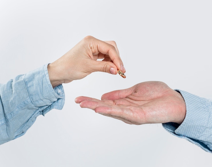 Foto gratuito pareja de primer plano quitándose los anillos de boda