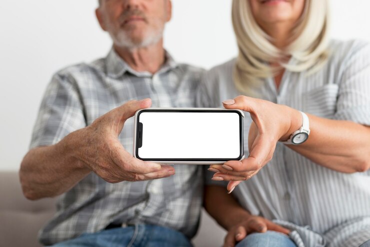 Foto gratuito pareja de primer plano con smartphone