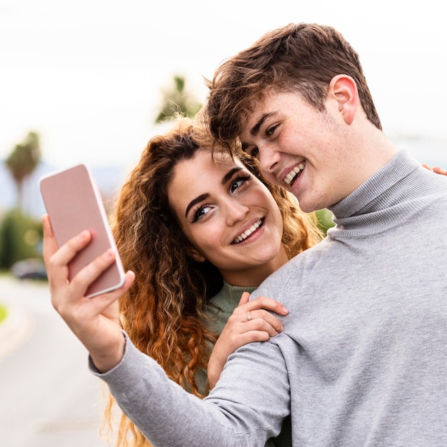 Pareja de primer plano sonriente tomando selfie